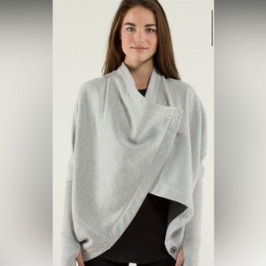 Lululemon It Makes Two Wrap
Heathered Light Grey / sweatshirt wrap
